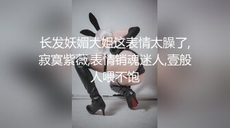 情趣旗袍极品美女，黑白丝袜足交，大屌炮友深喉，扶着细腰干美臀，被操的笑嘻嘻，大力操浪叫