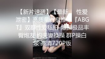 《母子乱伦》把老妈的睡裤连着内裤都退到了一半 在老妈的屁股沟里蹭起来 随着老妈的润滑我直接顶了进去