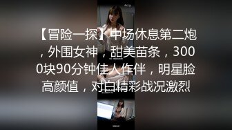 高颜值熟女人妻 在家撅着大白屁屁被大肉棒无套两洞轮流抽插 随便插 看着好轻松 这大屁眼洞太诱惑了