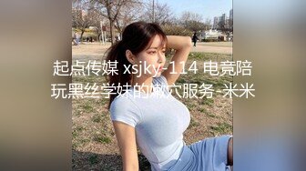 ：颜值很高的美女露脸跟好姐妹一起伺候小哥哥玩双飞，精彩刺激黑丝诱惑，一起舔弄大鸡巴，打着电话被小哥爆草