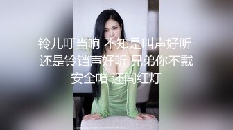 情侣电影院男友使坏，伸手进去摸女友的奶子，还要舔奶，此刻享受 电影都不看，我怀疑这小伙已然射了！