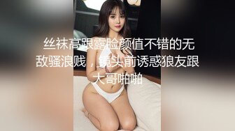 户外小树林跟纹身小哥XX啪啪，全程露脸的小少妇把鸡巴舔硬，主动上位抽插自己揉捏骚奶子玩弄，浪荡呻吟