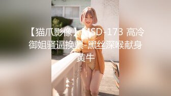 两个极品白虎小妹各种骚浪动作撩骚狼友互动，掰开逼逼给狼友看特写玩弄骚奶子