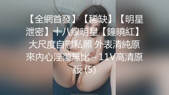 美美的制服诱惑，全程露脸玩的真嗨，淫声荡语骚穴特写，逼里塞鸡蛋全吞进去了，真骚啊