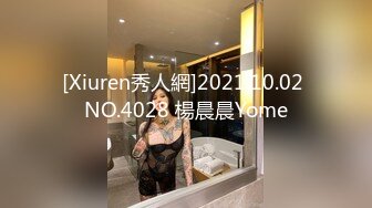 风衣牛仔裤美少妇