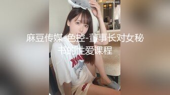 这个美眉真的超棒 超长振动棒估计已经插入子宫 爽的抽搐 不要不要的 拳头在她逼里不停抽动 还不停搓自己阴蒂