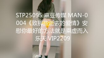 熟女穿着情趣黑丝自慰 手用着不过瘾拿了个大假鸡巴又舔又插