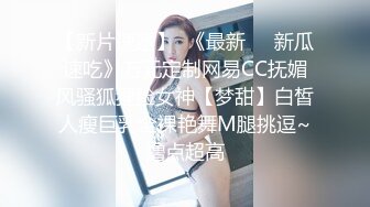 RB迷人的牛仔裤家政少妇撅屁股收拾卫生性感屁股