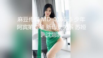  性感红唇骚女两男一女淫乱啪啪，非常迫不及待快过来呀，双屌左右一起交还说真好吃