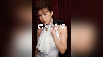 躲在角落偷拍女更衣室的美女少妇换衣服