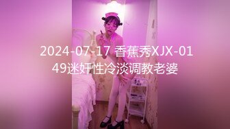 老外真会玩 极品短发美女穿着箱子街头让人摸奶摸逼 奶子又大又挺 还是无毛馒头B