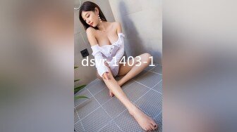 清純漂亮的美女和網友見面吃飯時沒注意被加料帶去開房玩