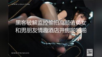 好骚的孕妇跟大哥户外骑摩托兜风，漏着奶子坐在后面揉捏，回到家就吃鸡巴搞硬了直接插，草的好暴力内射骚穴