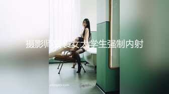 【新速片遞】   餐厅女厕偷拍连衣黑裙靓妹❤️肥美的鲍鱼小小的逼洞