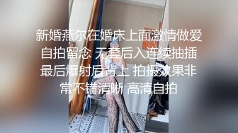 出来做核酸走的急没穿内内 人多排队尿又急 骚逼又痒怎么办 当然是找个地方就地办 总不能给尿憋死