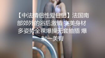 眼镜斯文OL少妇下班回家小公园闲逛,大胆扒下吊带露奶,脱了内裤看穴