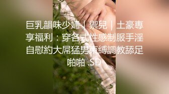 最新厕所偷窥头上裹纱巾的眼镜孕妇妹