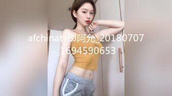 【新片速遞】   商场女厕全景偷拍黑衣少妇玩手机尿尿❤️鲍鱼保养的挺粉嫩呢