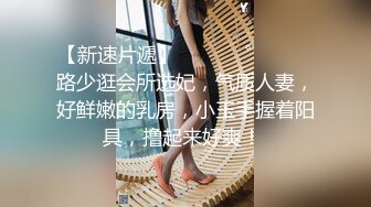 两老哥KTV点了两个妹子，一人一个揉捏奶子唱唱歌，沙发上同时开操