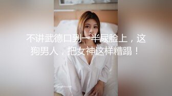 漂亮黑丝JK美女 掰着M腿被大肉棒无套输出 后入射了满满一屁屁