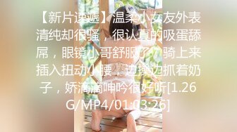 校园情侣思念太久，趁同学们还没来教室，男友解开拉链喂女友吃棒棒！