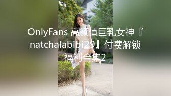 颜值不错粉衣紧身裤小美女，苗条精致萌萌性感，笔直美腿托着翘臀坐在鸡巴上