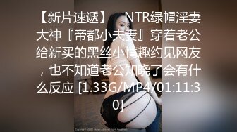  老板娘的风情无人能挡啊 单薄吊带连衣裙 白皙皮肤笔直美腿 小伙子看的受不了