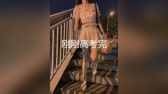 【新片速遞】涉世未深的骚妹妹露脸让三个渣男酒店调教，全程露脸口交足交乳交啥都学会了，前插后入让三个大哥轮草抽插