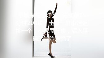 《极品CP魔手外购》坑神潜入某单位女厕隔板缝中实拍超多小姐姐方便，赤裸裸逼脸同框，妹子对着镜头看半天都没发现异常 (1)