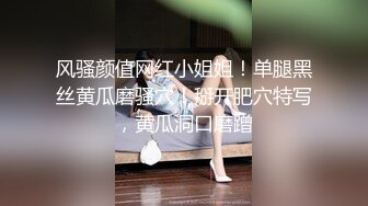 绿奴舔脚、跪看边看绿主操老婆边自己打飞机