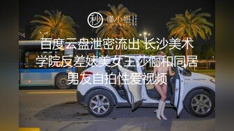 食品厂女厕全景偷拍多位美女职员还有穿开档黑丝的美女 (1)