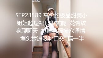 两个妹子留一个激情啪啪近距离特写口交上位骑乘大力猛操