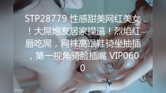 放假在家的美女大学生，露脸激情大秀挣下半年的生活费，颜值高身材好奶子圆润诱人，跟狼友互动撩骚自慰呻吟