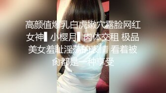  欠操的小妞露脸高颜值镜头前发骚，跟狼友互动听指挥展示，温柔的给大哥舔弄鸡巴样子真骚