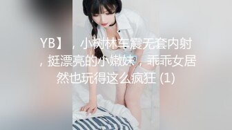 被大哥草服的小女人，全程露脸舔弄大鸡巴样子好骚，被大哥无套爆草，各种体位蹂躏抽插，射在肚子