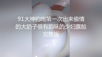 撅着屁股被草嘴的极品骚妇，全程露脸黑丝女仆诱惑，口交大鸡巴，被大哥后入抽插，激情上位