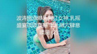 短发眼镜美女 玻璃黄瓜爆插小穴 没搞几下流出白浆