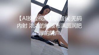 绿奴的小鸡巴被绿主和老婆用脚轮流玩弄