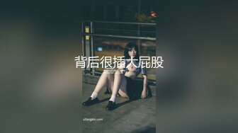 美女嗑药后产生幻觉 全裸在大街上跳舞 还当着陌生人的面拨开鲍鱼