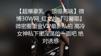  小骚逼露脸洗干净了伺候小哥哥诱惑狼友，舔鸡巴的样子好骚吸蛋蛋，深喉抽插