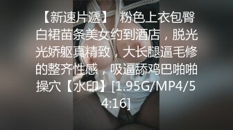 那个叼着鸡巴的女孩好可爱，全程露脸听大哥调教给狼友看，大鸡巴深喉口交舔弄，撸着鸡巴全射她嘴里给她吃