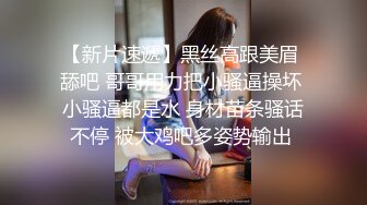 KTV厕所偷拍喝醉的美女趴在马桶上吐✿来个捡尸的屌丝男把她内裤脱了想上她