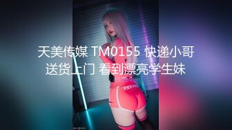    时尚黑框眼镜美女3P俩胖哥,颜值不错,后入插入,表情逐渐失真