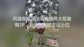 傻人有傻福的胖哥跟性感小巧的美女朋友酒店开房做爱