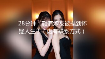 地铁上玩手机的妹子憋坏了一下车就找厕所