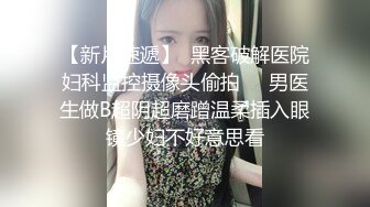 【无水印精选】监控偷拍 女儿都上高中了还全裸在家跟爸爸一起吃饭睡觉摆出各种诱惑姿势