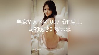 《极品CP?魔手?外购》美女如云酒吧女厕逼脸同框偸拍多位都市靓妹方便，短发美女用手机给私处拍照发给网友